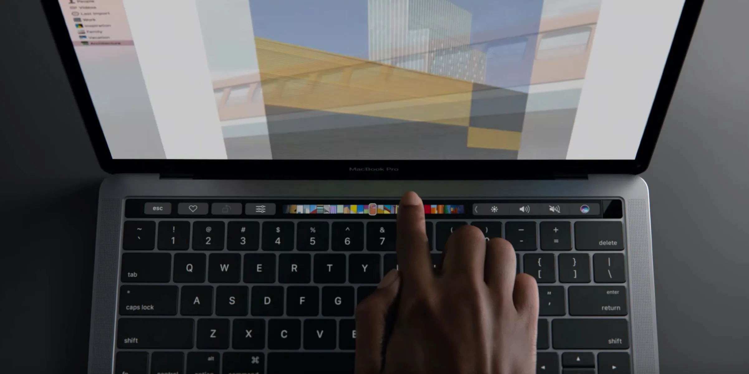 Apple MacBook Pro 13.3\" Retina Touch Bar Core i5 (8GB RAM / 256GB SSD) • Ord: 15918 - Vista Ángulo